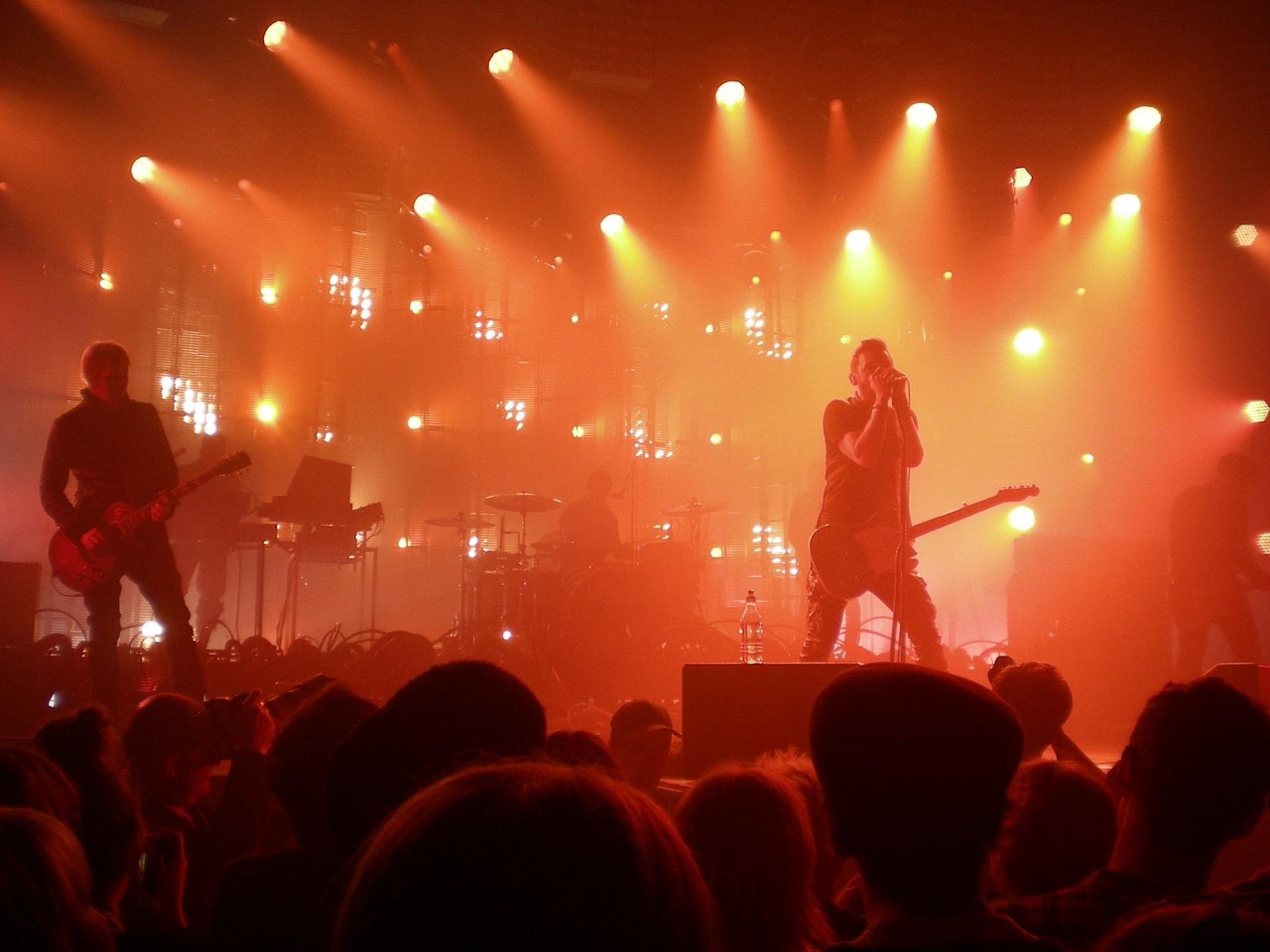 Concert, performance, hard rock — Things to look for while deciding on a poker web site?
